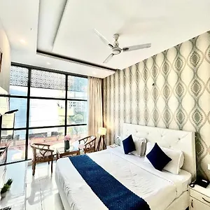 Love hotel Hollywood, Zirakpur